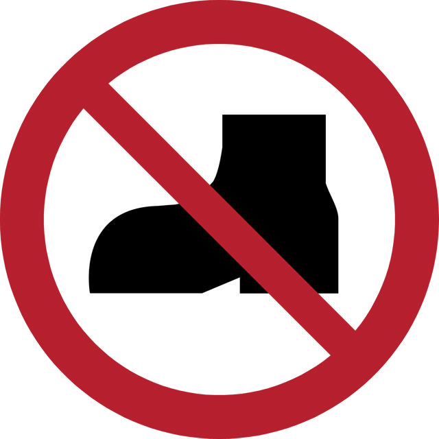 Safety sign No outdoor footwear, Ø 100 mm